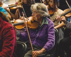 Miriam Schwab playing the violin